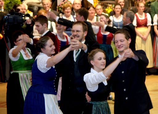 Vorschau Bild von Die erstklassige Ballmusik sorgt stets für ein
volles Tanzparkett bis in die frühen Morgenstunden.