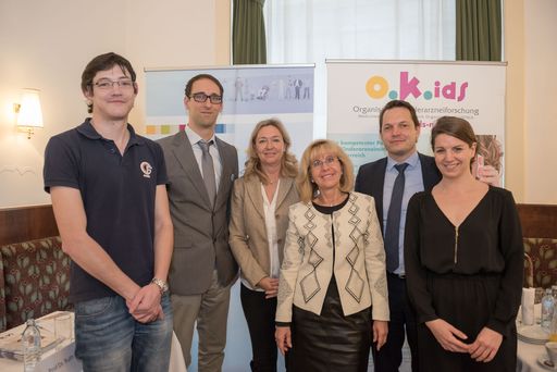 Im Bild v.l.n.r.: Anton Schober, Claas Röhl, Ulrike
Holzer, Prof.Dr. Ruth Ladenstein, PD Dr. Florian Lagler, Clara Maria
Kutsch.
