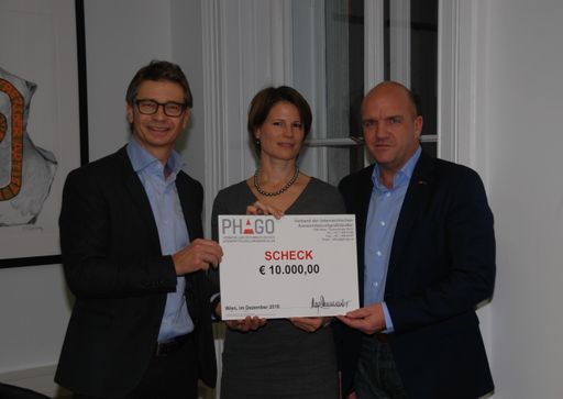 Scheckübergabe von PHAGO-Präsident Andreas Windischbauer und
Generalsekretärin Monika Vögele an den Gründer der Initiative für
"Kinder- und Jugendrehabilitation in Österreich", Markus Wieser