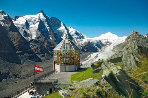 Vorschau Bild von Mächtig scheint der 3.798 Meter hohe Großglockner schützend seine
Flanken über dem Nationalpark Hohe Tauern auszubreiten.