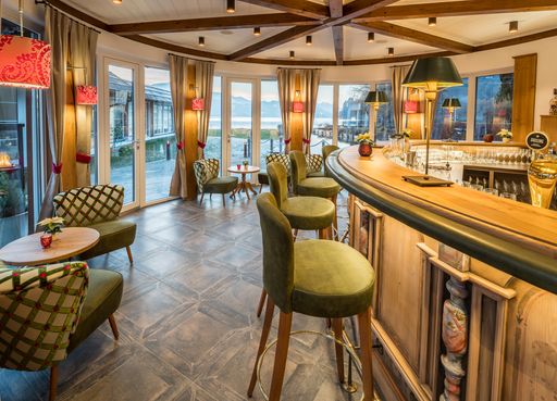  Die Gäste des Romantik Hotels Seefischer dürfen sich ab sofort
auf stimmungsvolle Abende in der neu eröffneten Hafenbar freuen.