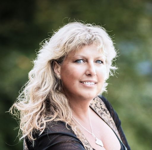  Hochzeitsplanerin Gabi Socher bietet im Rahmen
der sagJa-Akademie eine professionelle und fundierte Ausbildung zur
Hochzeitsplanerin und zum Hochzeitstag-Begleiter