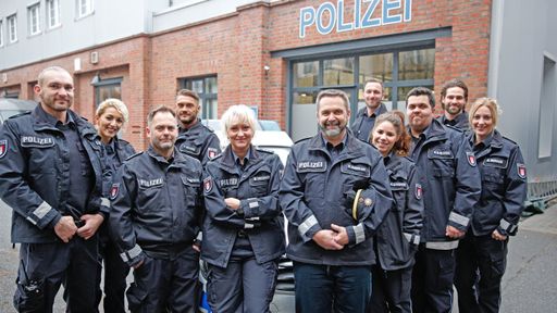 "Die Wache Hamburg": Foto, v.li.n.re.: Luca Stein,
Selin Sanders, Olaf Kretschmar, Tom Richter, Nadine Heinrich, Frank
Köhler, Lena Schäfer, Moritz Wegner, Kai Sebastian Petersen, Alex
Sommer und Sofia Nowak. Sendestart: Montag, 09. Januar 2017, um
17:00 Uhr bei RTL II. © RTL II - Recht zum Abdruck/Darstellung
zeitlich/sachlich beschränkt auf die Bewerbung der Sendung. Weiterer
Text über ots und www.presseportal.de/nr/6605 / Die Verwendung
dieses Bildes ist für redaktionelle Zwecke honorarfrei.
Veröffentlichung bitte unter Quellenangabe: "obs/RTL II"