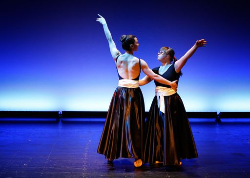  Esther Kainz und Veronika Haberland zeigen bei
ihrer Tanz-Performance, wie jeder Künstler seine eigene
Individualität entfalten kann und so gemeinsam eine starke
Choreographie erarbeitet wird.