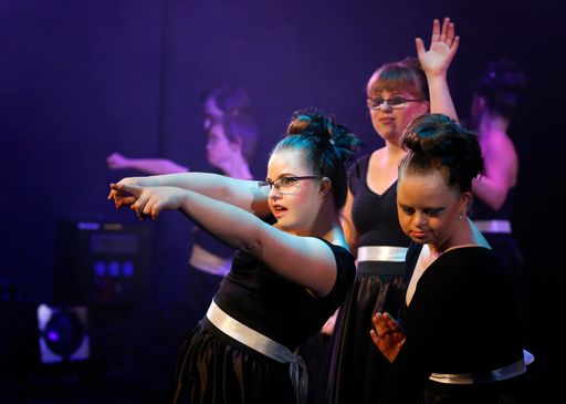 Vorschau Bild von Schauspielschule für Menschen mit besonderen
Bedürfnissen startet Regelspielbetrieb – ab Jänner 2017 werden im
MuTh unter dem Motto „Vor der Kunst sind alle gleich“ 3– 4
Produktionen jedes Jahr zu sehen sein.