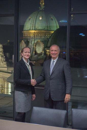  KNOETZL Managing Partner Tim Pfister begrüßt die
neue Partnerin Dr. Teresa Bogensberger.