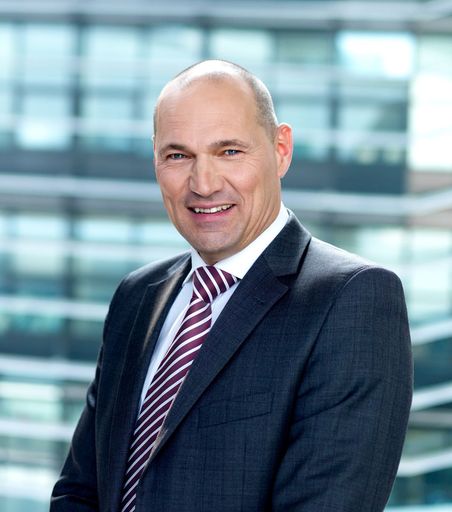  Dr. Rüdiger Köster, 58, CTO von T-Mobile Austria
zum dritten Mal Präsident Präsident des Forum Mobilkommunikation