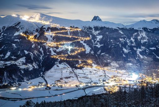  Die längste beleuchtete Rodelbahn der Welt in der
Wildkogel-Arena Neukirchen und Bramberg: 14 km lang und über 1.300
Höhenmeter.