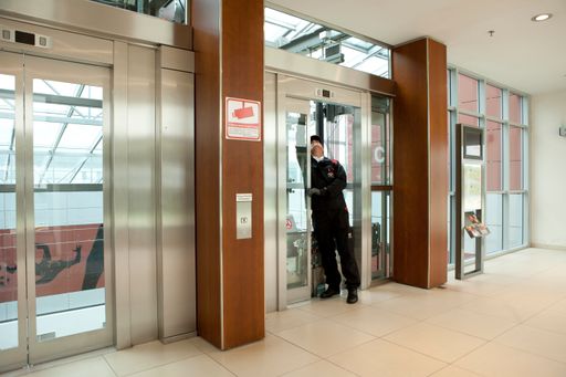Die durchschnittlichen Kosten für die jährliche Prüfung eines
Aufzugs in einem Wohnhaus betragen etwa 250 Euro. Jeder Aufzug fährt
zwischen 100.000 und 150.000 Mal im Jahr. Das heißt, die Kosten der
Prüfung betragen im Schnitt ein Fünftel Cent pro Fahrt!