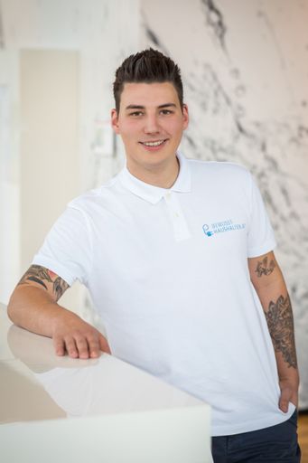 Kundendienst-Techniker Manuel Nageler zeigt die richtigen
Handgriffe für die optimale Pflege, Reinigung und Wartung von
Waschmaschinen, Herd und Co.