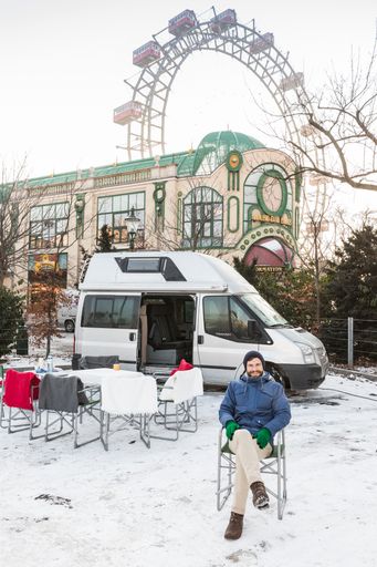Vorschau Bild von PaulCamper Gründer Dirk Fehse beim LaunchCamping im Wiener
Prater.