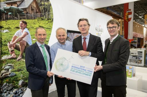  Zum Auftakt der Ferienmesse in Wien präsentierten heute,
Donnerstag 12. Jänner, Ferienregion-Geschäftsführer Christian
Wörister, Nationalpark-Direktor Wolfgang Urban, GROHAG-Vorstand
Johannes Hörl und SLTG-Prokurist Florian Größwang die Nationalpark
Hohe Tauern Angebote im Internationalen Jahr des nachhaltigen
Tourismus für Entwicklung 2017.