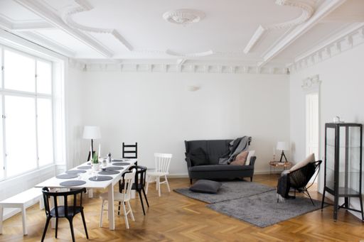 Vorschau Bild von In der 200 m2 großen Altbauwohnung mit Stuck und Kachelofen wird
zu Fatboy Slim schüttelnd meditiert und im gemütlichen Wohnzimmer zu
Mittag gegessen.