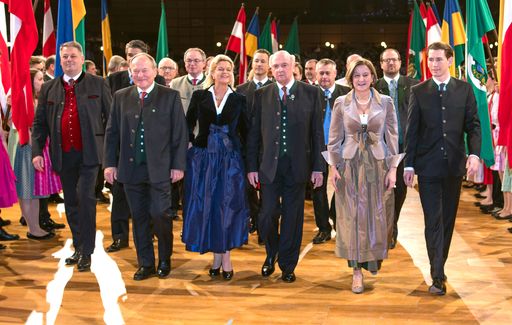  Farbenfroher Einzug der Ehrengäste mit BM Andrä
Rupprechter, Bauernbund-Obmann Hermann Schultes, Dir. Klaudia
Tanner, LH Erwin Pröll, LH-Stv. Johanna Mikl-Leitner und BM
Sebastian Kurz (v.l.n.r.)