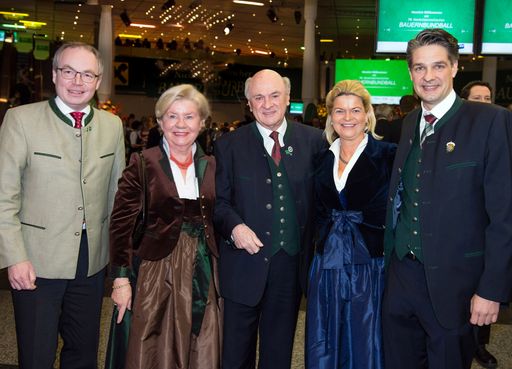 Vorschau Bild von Am 74. NÖ Bauernbundball: NÖ Agrarlandesrat Stephan
Pernkopf, Präs. Sissy Pröll, LH Erwin Pröll, Bauernbunddirektorin
Klaudia Tanner und Ballobmann Stefan Jauk (v.l.n.r.)
