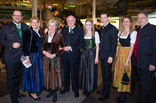 Vorschau Bild von In bester Stimmung am Bauernbundball: VP
NÖ-Landesgeschäftsführer Bernhard Ebner, Dir. Klaudia Tanner, Sissy
Pröll, LH Erwin Pröll, BM Sebastian Kurz mit seiner Susanne sowie
Christine und BM Andrä Rupprechter (v.l.n.r.)