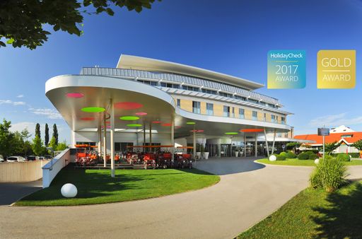 Nr. 1 im Burgenland und unter den 33 beliebtesten Gold Award
Hotels weltweit! Bereits zum sechsten Mal in Folge wurde das Hotel
Sonnenpark in Lutzmannsburg beim HolidayCheck Award 2017 in der
Kategorie Familienurlaub ausgezeichnet und diesmal sogar in Gold.