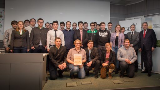 Bundesminister Andrä Rupprechter und
AGES-Geschäftsführer Wolfgang Hermann danken der LFS Hollabrunn,
Preisträger des Citizen Science Awards 2016.