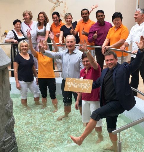  Gemeinsam arbeiten. Gemeinsam feiern. Mit Kneipp,
Ayurveda und TCM spielt das Kurhaus der Barmherzigen Brüder in
Schärding/OÖ nun in der internationalen Elite der Healing Hotels of
the world.