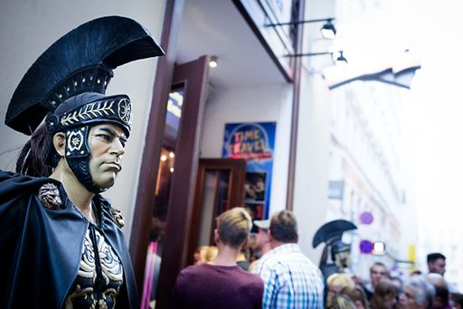 Vorschau Bild von Zwei aufsehenerregende Römerfiguren begrüßen die
Besucherinnen und Besucher beim Eingang.