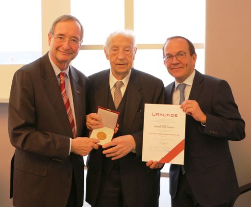  Wirtschaftsbund-Obmann Christoph Leitl und
Wirtschaftsbund-Generalsekretär Peter Haubner übergeben die Julius
Raab-Ehrenmedaille an Josef Fröhlich.