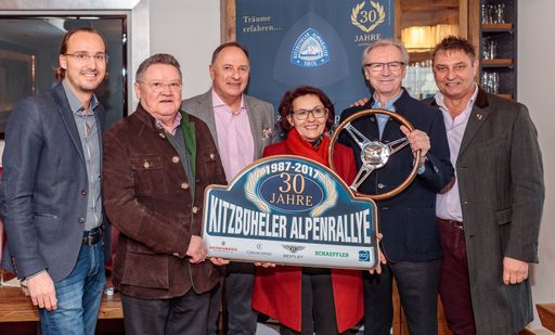 Vorschau Bild von http://www.apa-fotoservice.at/galerie/8690 Im
Bild v.l: Mike Mayr-Reisch (Alpenrallye), Ekkehard Riep (Alpenrallye
Freund), Dr. Clemens Winkler (Alpenrallye), Dr. Brigitte Schlögl
(Direktorin Kitzbühel-Tourimus), Rupert Mayr-Reisch (Alpenrallye),
Markus Christ (OK-Chef Alpenrallye)