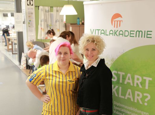 Sonja Kainberger, MBA, Gesamtakademieleiterin und GF Massage- und
Kosmetikakademie und Christine Cizek, IKEA Haid freuen sich über die
gelungene Aktion