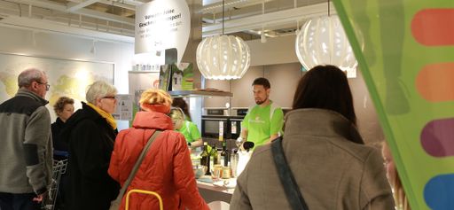 Vorschau Bild von TCM-Ernährungsexperte Helmut Maier kochte mit Absolventen und
Kunden