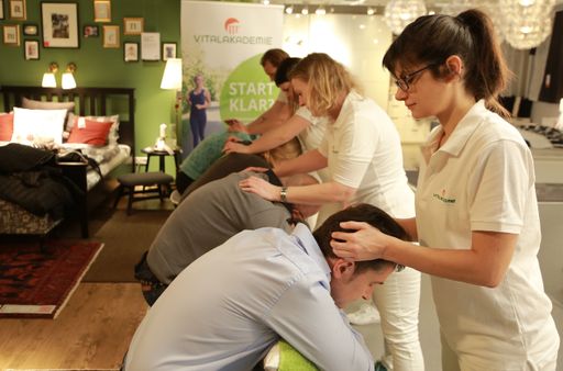 Vorschau Bild von Kunden und Mitarbeiter nutzten die Chair-Massage bei IKEA