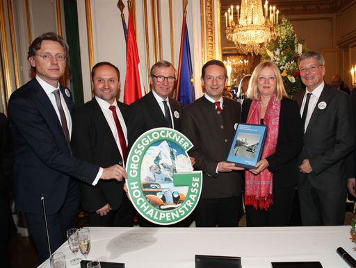 Vorschau Bild von (v.l.n.r.:) Dr. Johannes Hörl (Vorstand Großglockner
Hochalpenstraßen AG), UNESCO-Botschafter Dr. Harald Stranzl,
Landeshauptmann Dr. Wilfried Haslauer (Salzburg), Landesrat
Dipl.-Ing. Christian Benger (Kärnten, Kulturreferent), Dr.in
Mechtild Rössler (Direktorin UNESCO-Welterbezentrum, Paris) und
Landeshauptmann Dr. Peter Kaiser (Kärnten)
