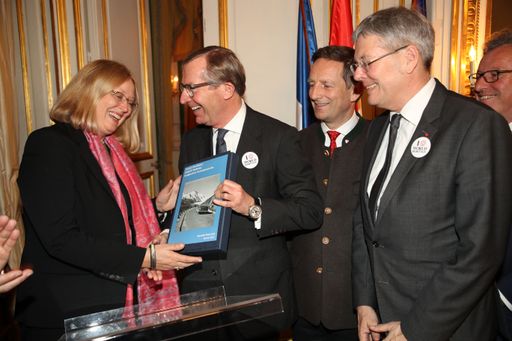 Vorschau Bild von (v.l.n.r.:) Dr.in Mechtild Rössler (Direktorin
UNESCO-Welterbezentrum, Paris), Landeshauptmann Dr. Wilfried
Haslauer (Salzburg), Landesrat Dipl.-Ing. Christian Benger (Kärnten,
Kulturreferent) und Landeshauptmann Dr. Peter Kaiser (Kärnten)