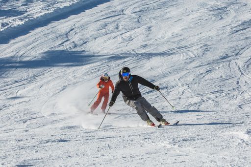  Hermann Maier und Alexandra Meissnitzer zogen
gewohnt schnelle Schwünge über die Hermann-Maier-Weltcupstrecke im
snow space Flachau.