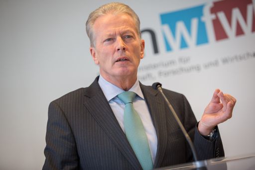 Vizekanzler und Bundesminister Reinhold
Mitterlehner bei der Pressekonferenz