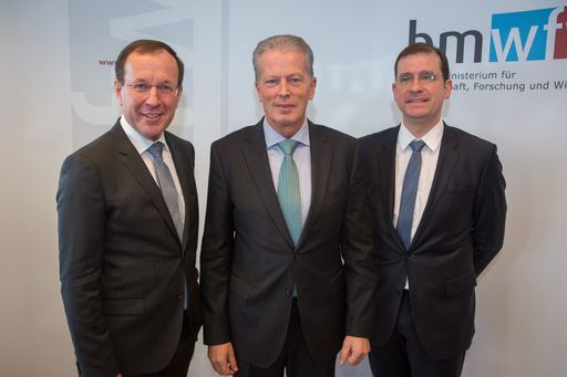 Vorschau Bild von BIG- Geschäftsführer Wolfgang Gleissner,
Vizekanzler und Bundesminister Reinhold Mitterlehner und BIG-
Geschäftsführer Hans-Peter Weiss