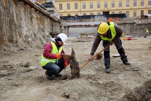 Dokumentation der archäologischen Grabungsarbeiten auf der
Kunstmeile Krems, Freilegen der Uferbefestigung