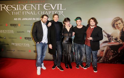 RESIDENT EVIL: THE FINAL CHAPTER / Social Movie
Night in Berlin / YouTube Star Gronkh, US Schauspielerin Milla
Jovovich, ihr Ehemann, Regisseur und Produzent Paul W. S. Anderson
sowie die YouTube Stars Robert Hofmann und LeFloid bei der Social
Movie Night zu 'Resident Evil: The Final Chapter' im CineStar am
19.1.2017 in Berlin (Photo by Isa Foltin/Getty Images for Constantin
Film ) Weiterer Text über ots und www.presseportal.de/nr/12946 / Die
Verwendung dieses Bildes ist für redaktionelle Zwecke honorarfrei.