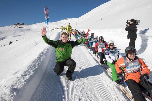 Vorschau Bild von Rekord gelungen – Vorstand Rudi Göstl jubelt mit
den Rodlern.