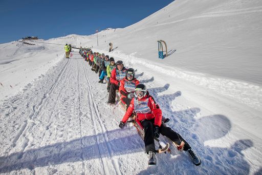 Vorschau Bild von Lea Geiger - Doppelweltmeisterin im Naturbahnrodeln
führte die imposante, 650 Meter lange und 508 Personen starke
Rodlerkette an.