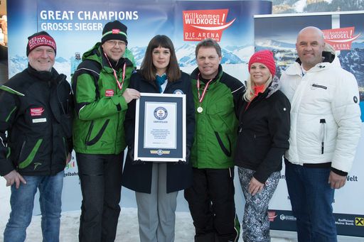 Vorschau Bild von Überreichung der Guinness World Records™ Urkunde
durch Lena Kuhlmann an das Veranstaltungs-Team.