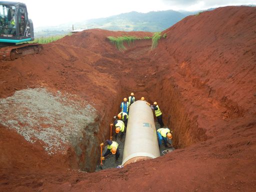Verlegung von HOBAS Rohren in Uganda bei
Kraftwerksbau