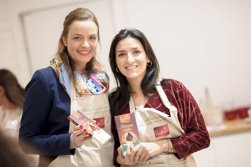 http://www.apa-fotoservice.at/galerie/8576 Im Bild
v.l.n.r.: Sofie Brose (Brand Manager Suchard) & Franziska Hittmair
(Junior Brand Manager Suchard)