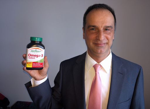  Dr. Jürgen Molner, Gründer der Gesundheitsplattform
Molner Health Center mit Omega-3 Select von Jamieson. Weitere
Pressefotos zur Veröffentlichung finden Sie auf
www.molner.center/category/pressefotos .