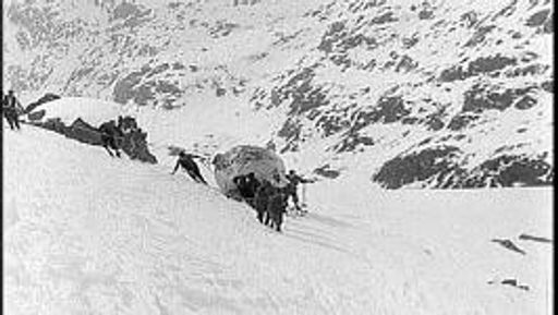 Mutige Pionierleistungen zeichnen das Wirken
der Schweizer Familie Piccard aus. Stratosphärenforscher Auguste
legte in den 1930er Jahren am Gurgler Gletscher eine spektakuläre
Landung hin. Sein Enkel Bertrand, selbst Abenteurer und
Wissenschaftler von Weltrang, besuchte nun erstmals
Obergurgl-Hochgurgl.