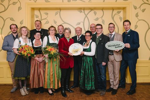 Bei der Veranstaltung „Ein Fest für die Wirte“,
die bereits zum 19. Mal stattfand, wurden die Top-Wirtinnen und
Wirte der Niederösterreichischen Wirtshauskultur gekürt.