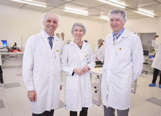 Vorschau Bild von Die CTR verfügt über zwei Forschungsreinräume nach Klasse 5 und
Klasse 8. Führung im Forschungsreinraum von links Scherf, Schaunig,
Grasser