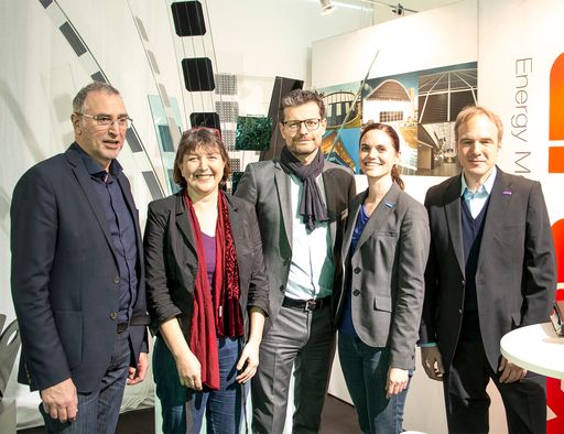 Vorschau Bild von Mitglieder der Allianz BIPV (Building Integrated
Photovoltaik) bei der Präsentation der neuen Laser-Zellen auf der
Bau 2017 in München: Andreas Wiege (HHS PLANER + ARCHITEKTEN AG),
Maria Roos (Fraunhofer-Institut für Windenergie und
Energiesystemtechnik IWES), Dieter Moor (ertex solar), Hannah
Bürckstümmer und David Müller (Merck) (v.l.n.r.)