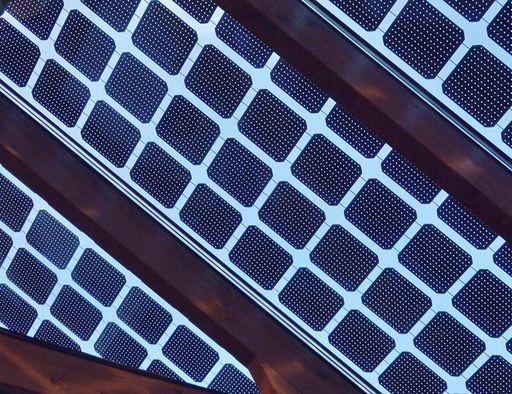 Vorschau Bild von Die neuen Laser-Zellen von ertex solar sind nur
noch halb so teuer wie bisherige semitransparente Lösungen, in ihrem
Wirkungsgrad effizienter und in Design, Größe und Form frei wählbar.