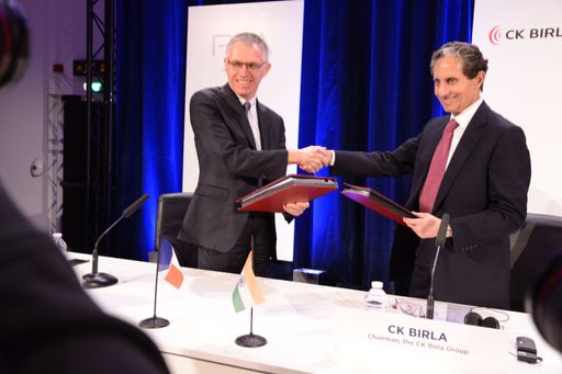 Carlos Tavares, CEO Groupe PSA, (links) und CK Birla,
Vorstandsvorsitzender der CK Birla Group (rechts)