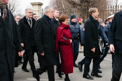 Vorschau Bild von Doris Schmidauer trägt einen Lodenmantel von FEMME
MAISON