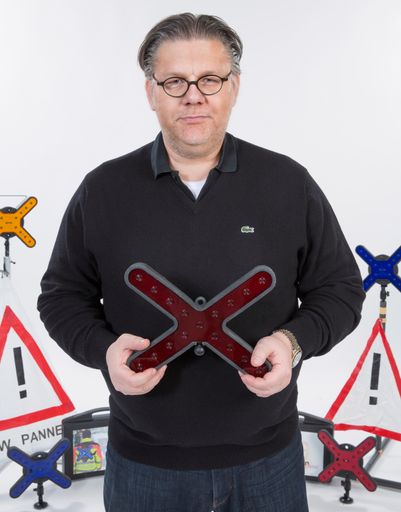  "IWARN" Erfinder Thomas Stelzl mit IWARN in der Hand